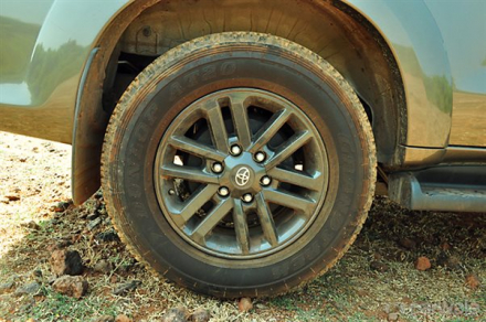 Toyota-Fortuner-Wheels-Tyres-48677.jpg