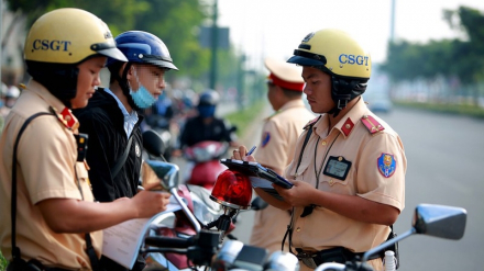 CSGT-co-quyen-dung-xe-kiem-tra-giay-to-khi-khong-phat-hien-loi.jpg