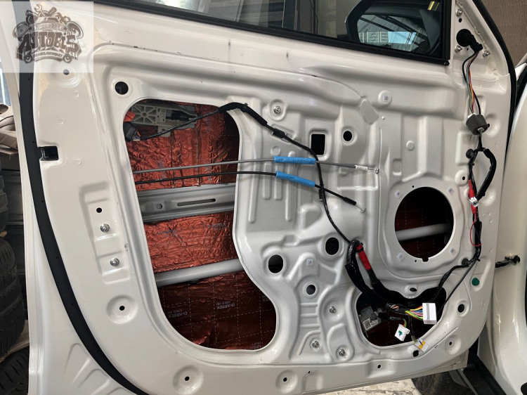 Kia Seltos nâng cấp hệ thống âm thanh cơ bản và cách âm toàn bộ xe với vật liệu Dr Artex - Nga