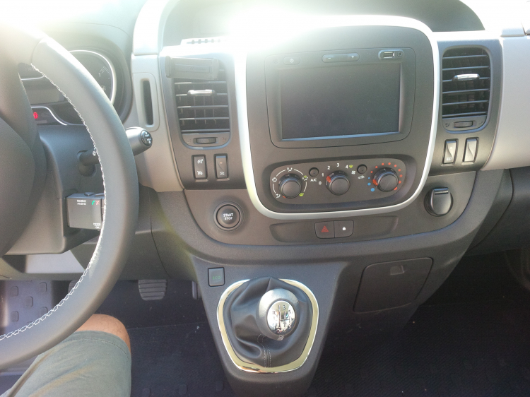 Nissan giới thiệu NV300 Combi 2021 mới, cạnh tranh với Ford Tourneo Nissan giới thiệu NV300 Combi 2021 mới, cạnh tranh với Ford Tourneo