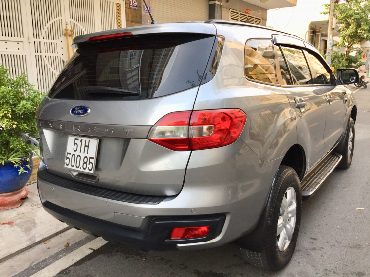 Ford Everest Ambient AT 10 cấp lăn bánh 2019