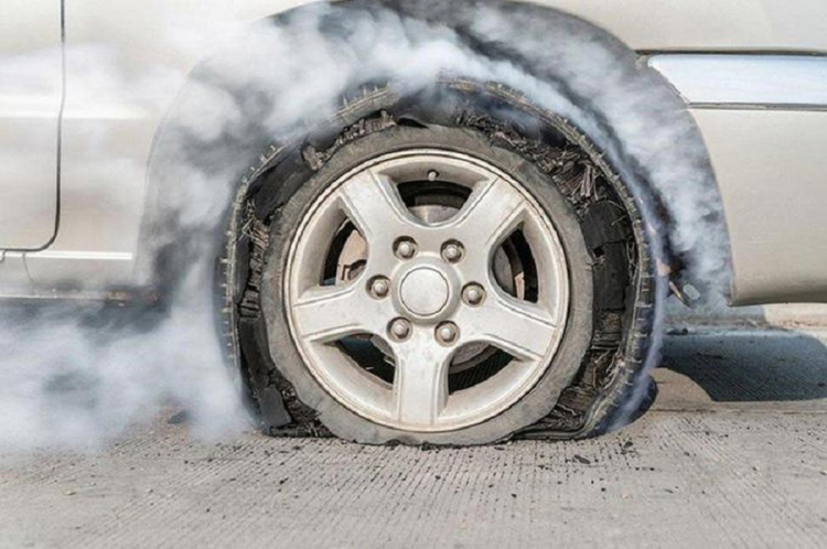 Vì sao người tài xế phải kiểm tra lốp xe trước khi đi?