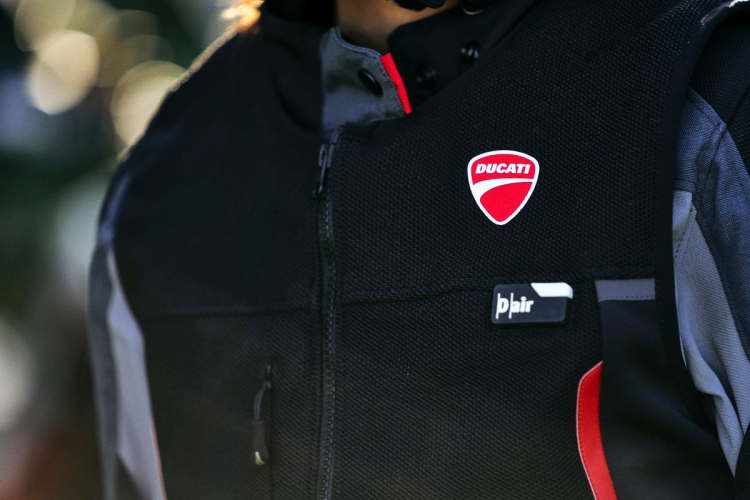 Ducati ra mắt áo khoác thông minh kèm túi khí