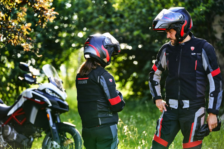 Ducati ra mắt áo khoác thông minh kèm túi khí