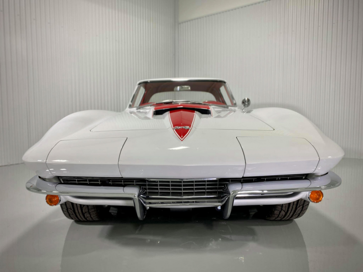 Choáng ngợp trước vẻ đẹp đầy mê hoặc của Chevrolet Corvette Stingray 1967 được phục chế