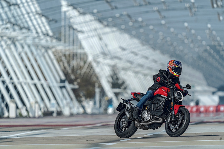 Ducati Monster 2021 có giá 11.895 USD