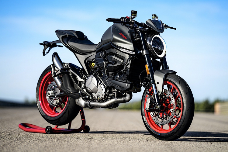 Ducati Monster 2021 có giá 11.895 USD