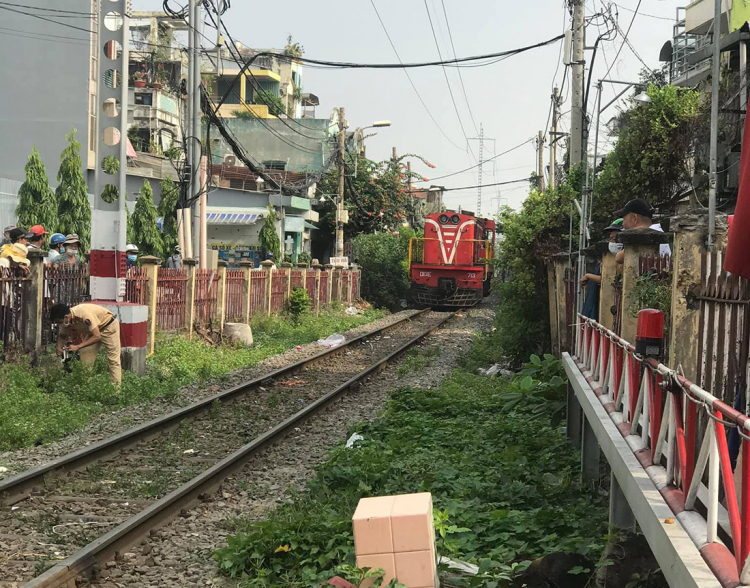 Chạy ô tô thì cũng nên biết sợ tàu hỏa