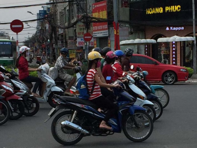Ngã tư Bảy Hiền - Vén váy xem chân dài