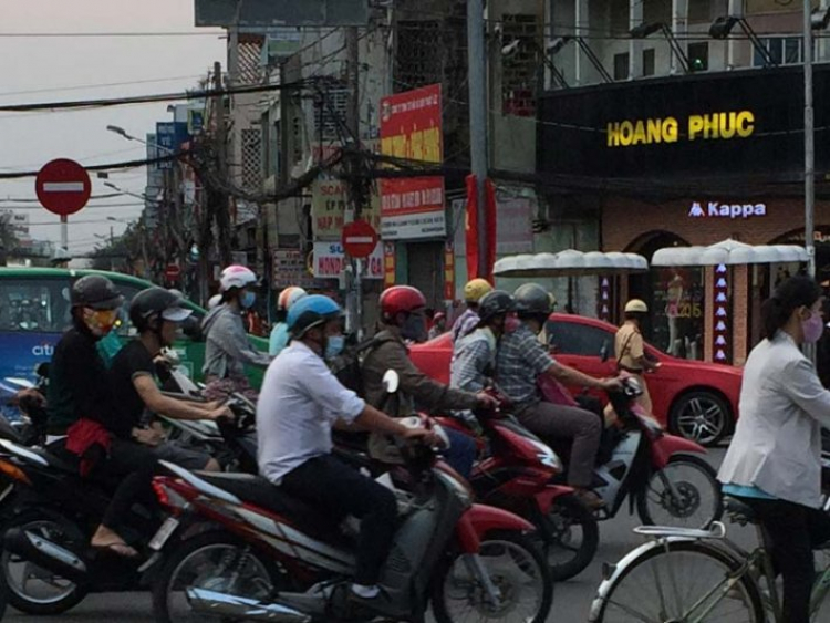 Ngã tư Bảy Hiền - Vén váy xem chân dài