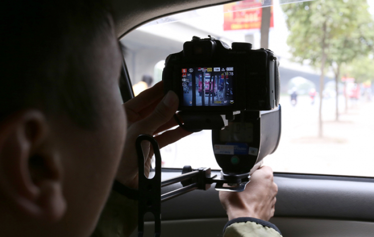 Đèn flash của súng bắn tốc độ được bao nhiêu m ?