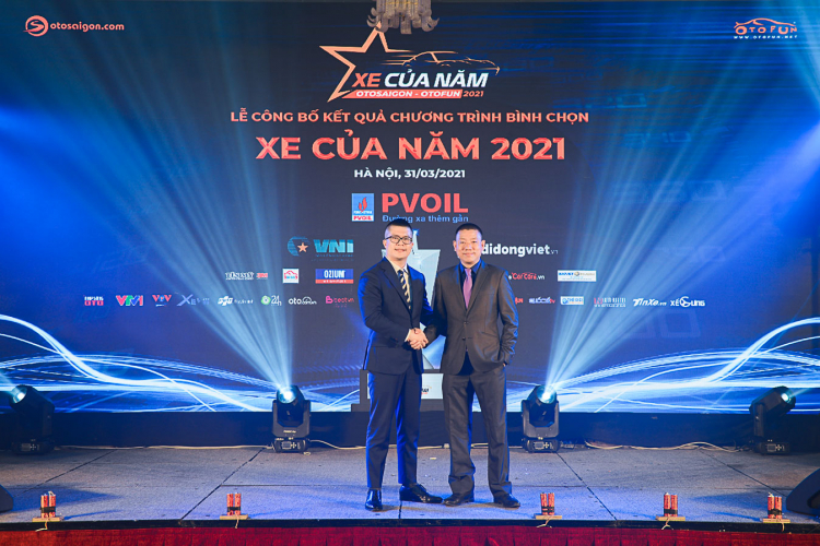 ng Ngô Kỳ Lam (trái), admin cộng đồng OTOSAIGON. Ông Nguyễn Đức Hoàng (phải), admin cộng đồng ...jpg ng Ngô Kỳ Lam (trái), admin cộng đồng OTOSAIGON. Ông Nguyễn Đức Hoàng (phải), admin cộng đồng ...jpg