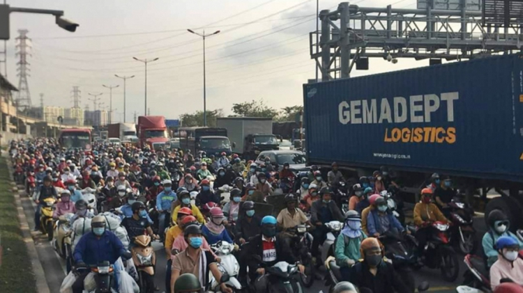 Kẹt xe kéo dài trong ngày đầu thu phí trở lại Xa lộ Hà Nội