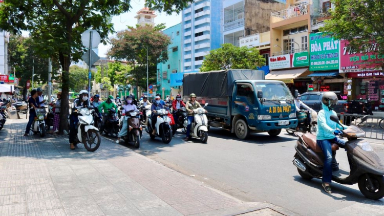 Muôn kiểu chạy xe ngày nắng ở Sài Gòn