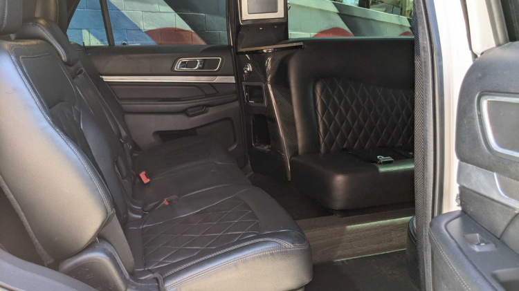 Ford Explorer 2016 được độ thành xe limousine độc đáo