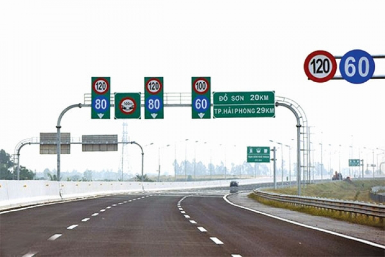 2 xe 2 làn trên cao tốc, không cho vượt 2 xe 2 làn trên cao tốc, không cho vượt