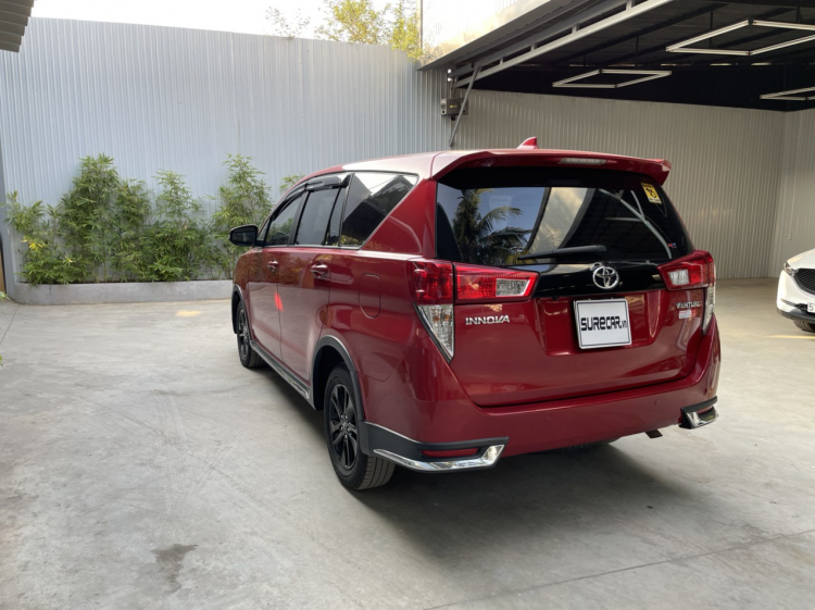 Cần bán xe Toyota Innova Venture 2018 màu đỏ