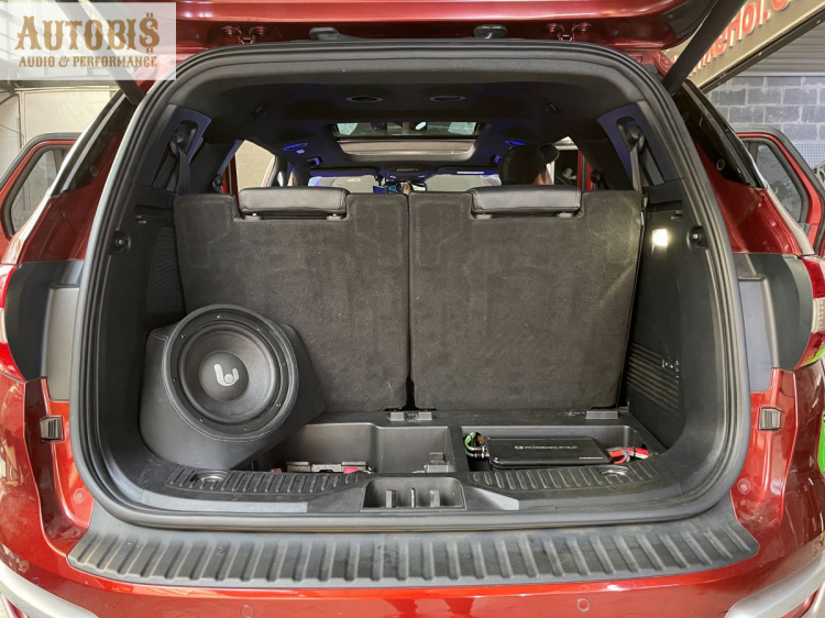 Ford Everest với cấu hình âm thanh cao cấp và cách âm giảm ồn toàn bộ xe.