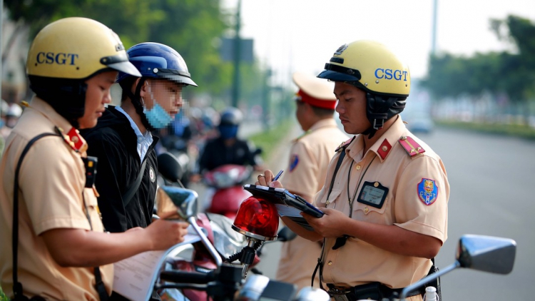 Gặp CSGT "lười biếng" trên đường Phạm Văn Đồng