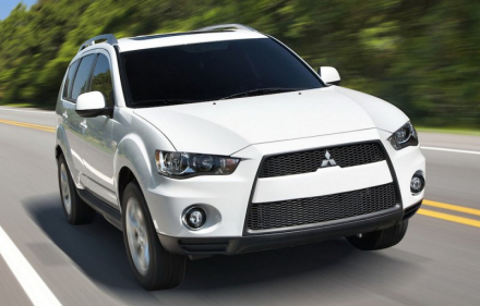 2009_Mitsubishi_Outlander_-_USA_version_003_5678.jpg