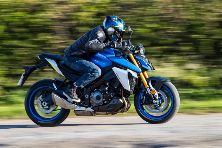 the-new-suzuki-gsx-s1000-is-more-aggressive-and-more-tech-than-ever_4.jpeg