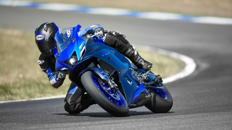 22_yzf-r7_team-yamaha-blue_action02_0186.jpeg