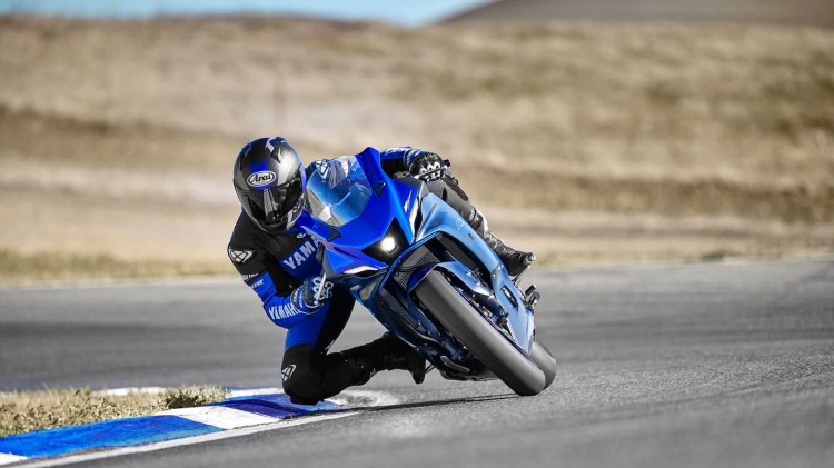 22_yzf-r7_team-yamaha-blue_action06_0021.jpeg