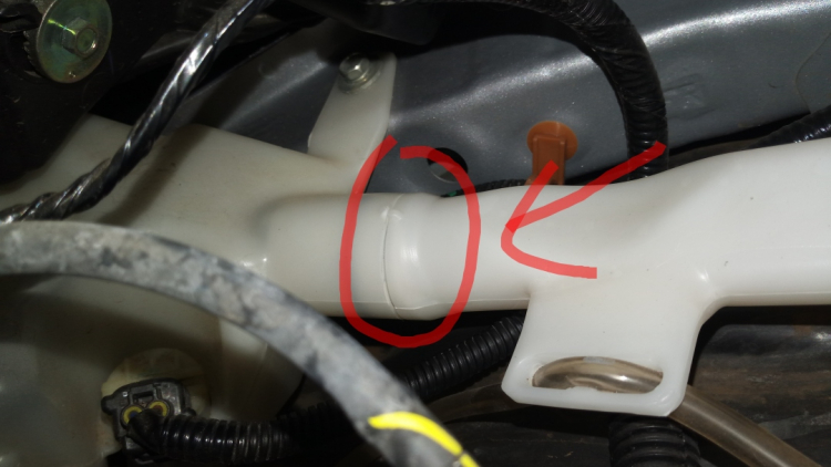 Honda Brio bị rò rỉ bình nước rửa kính