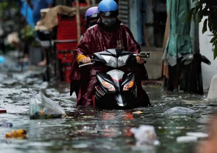 Mùa mưa ở thành phố đến rồi, các bác lưu ý đường xá ngập lụt sau mưa