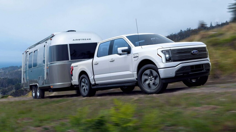 2022-Ford-F-150-Lightning-electric-pickup-truck-towing-Airstream.jpg