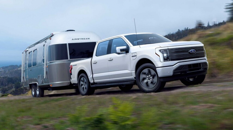 2022-Ford-F-150-Lightning-electric-pickup-truck-towing-Airstream.jpg 2022-Ford-F-150-Lightning-electric-pickup-truck-towing-Airstream.jpg