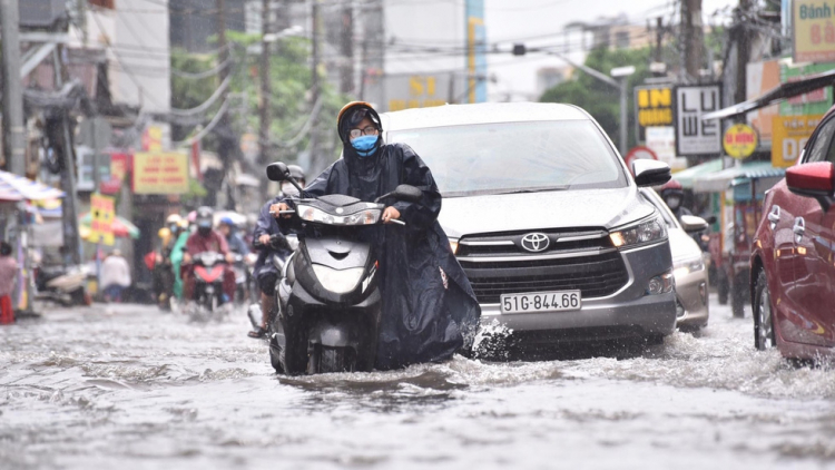 Mùa mưa ở thành phố đến rồi, các bác lưu ý đường xá ngập lụt sau mưa