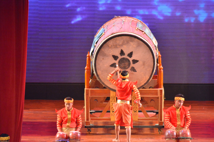 Em đi ... show Thái Lan. Em đi ... show Thái Lan.