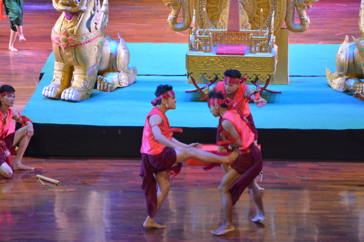 Em đi ... show Thái Lan. Em đi ... show Thái Lan.