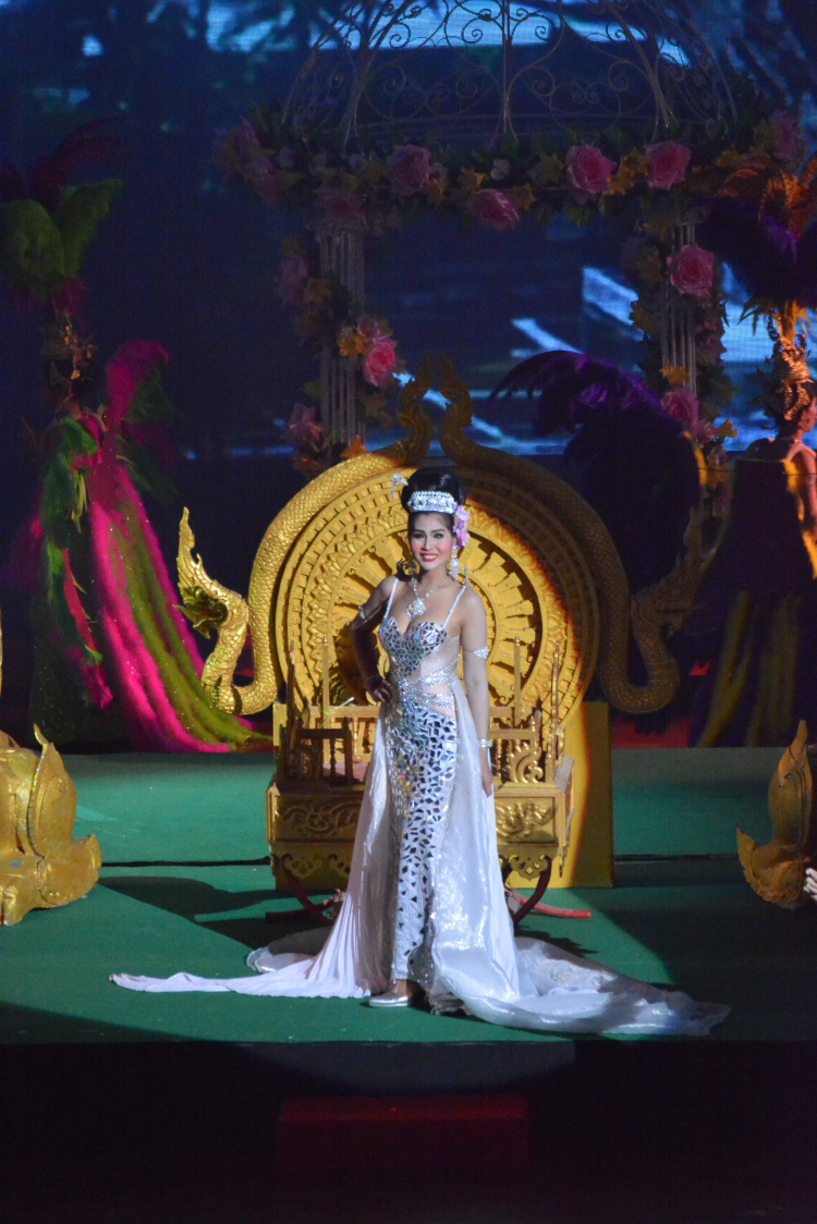 Em đi ... show Thái Lan. Em đi ... show Thái Lan.