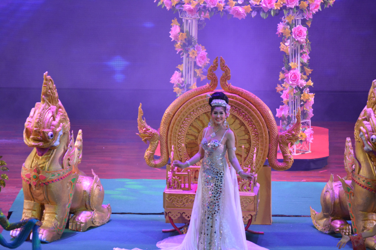 Em đi ... show Thái Lan. Em đi ... show Thái Lan.