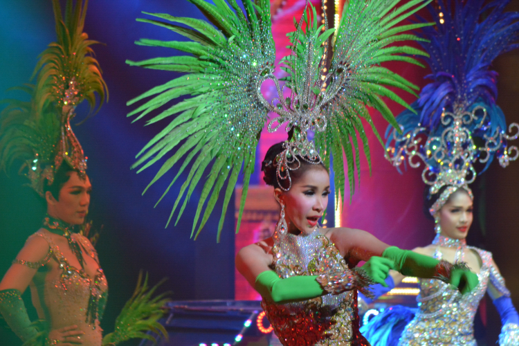 Em đi ... show Thái Lan. Em đi ... show Thái Lan.