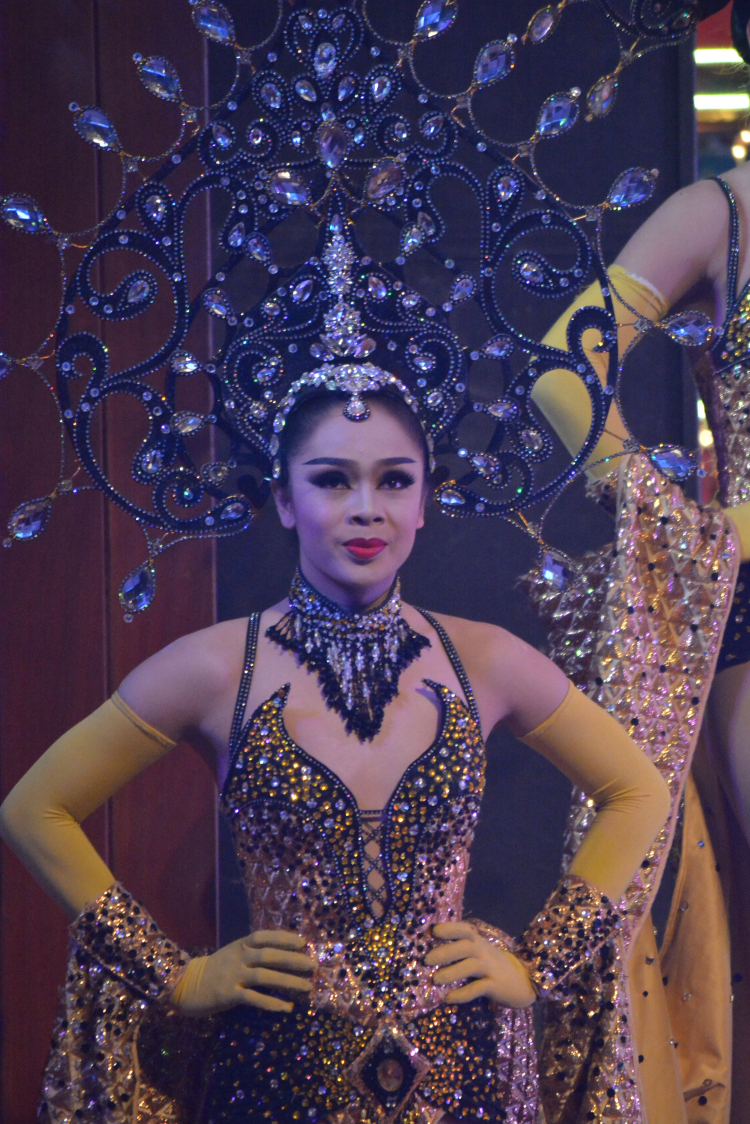 Em đi ... show Thái Lan. Em đi ... show Thái Lan.