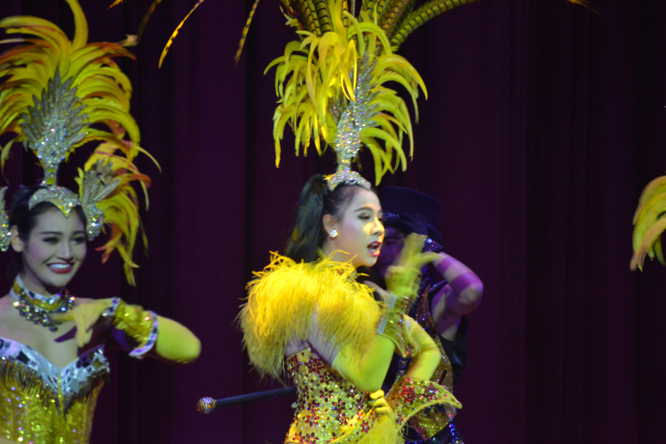 Em đi ... show Thái Lan. Em đi ... show Thái Lan.