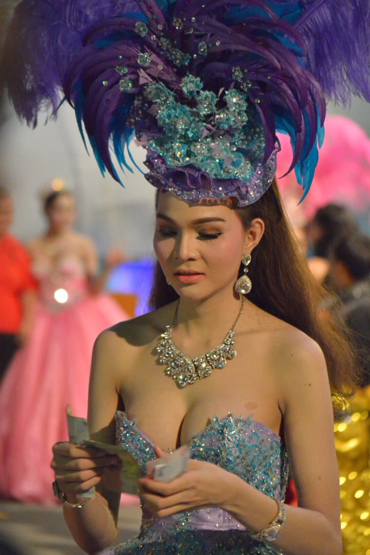 Em đi ... show Thái Lan. Em đi ... show Thái Lan.