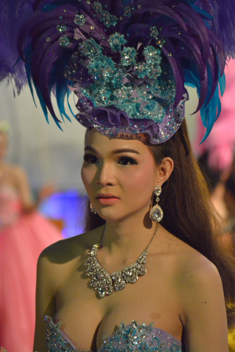 Em đi ... show Thái Lan. Em đi ... show Thái Lan.