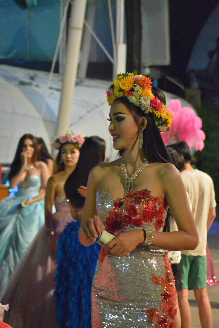Em đi ... show Thái Lan. Em đi ... show Thái Lan.