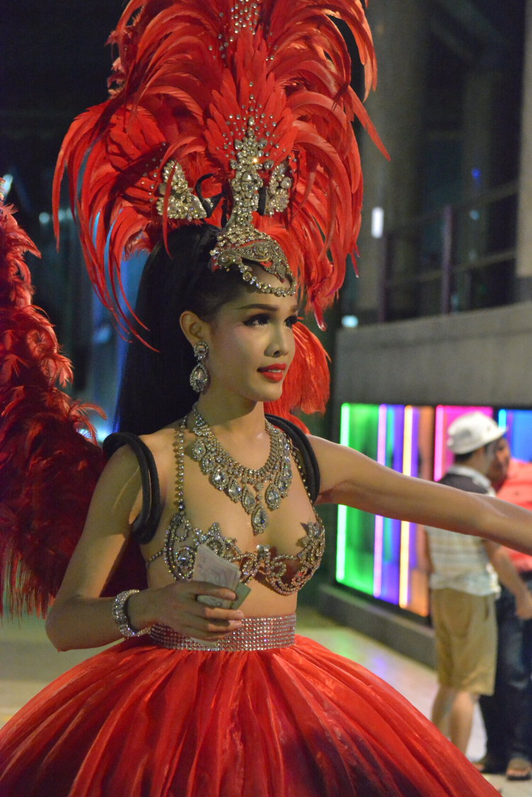 Em đi ... show Thái Lan. Em đi ... show Thái Lan.