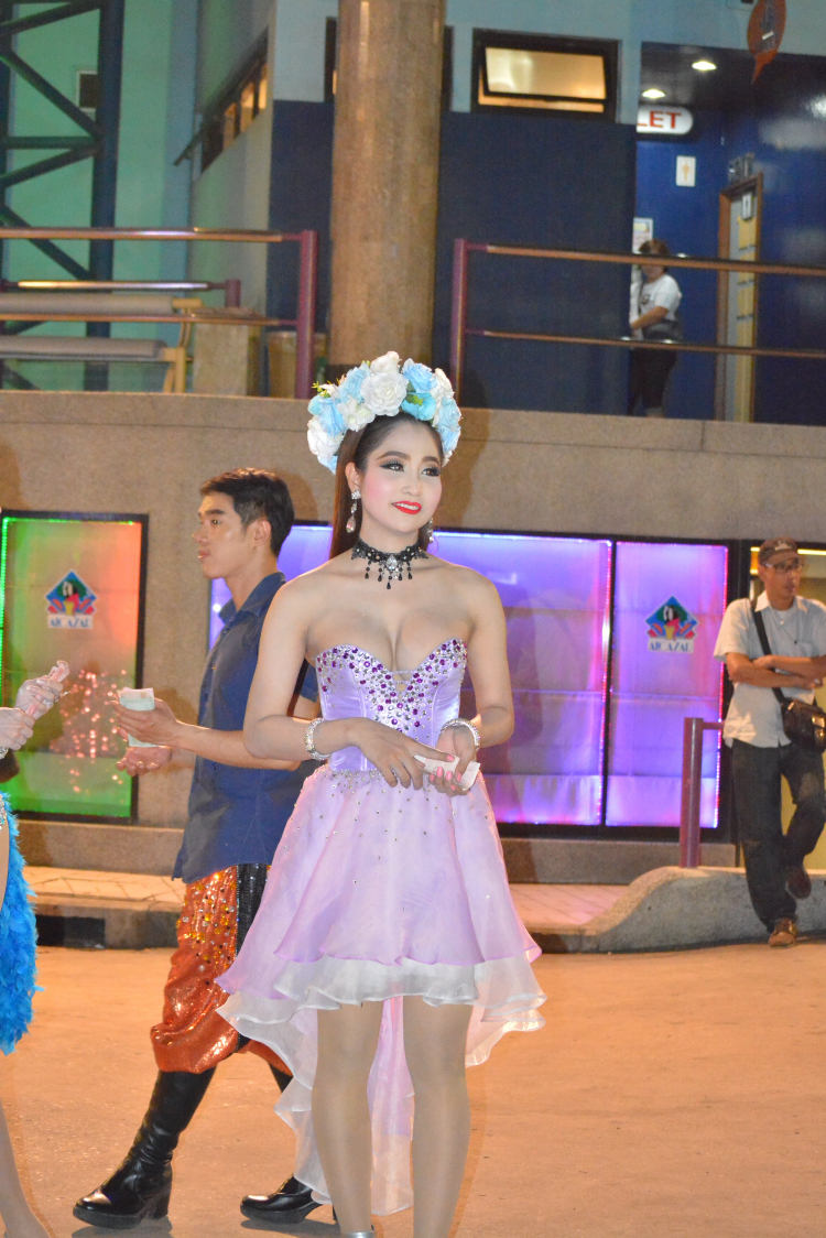 Em đi ... show Thái Lan. Em đi ... show Thái Lan.