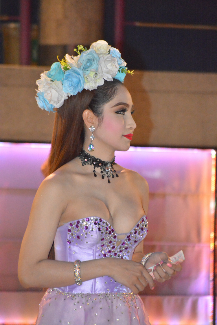 Em đi ... show Thái Lan. Em đi ... show Thái Lan.