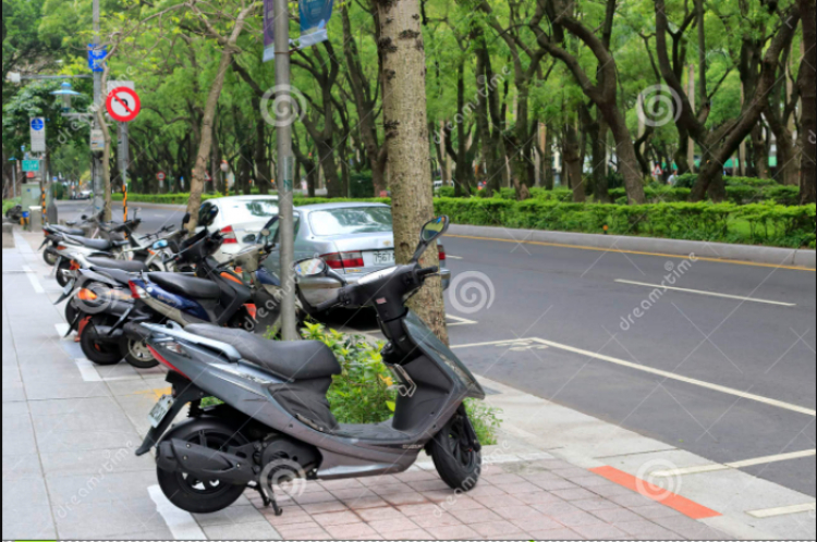 Lý Thái Tổ (quận 3) đã kẻ vạch chia lề đường cho đậu xe máy Lý Thái Tổ (quận 3) đã kẻ vạch chia lề đường cho đậu xe máy