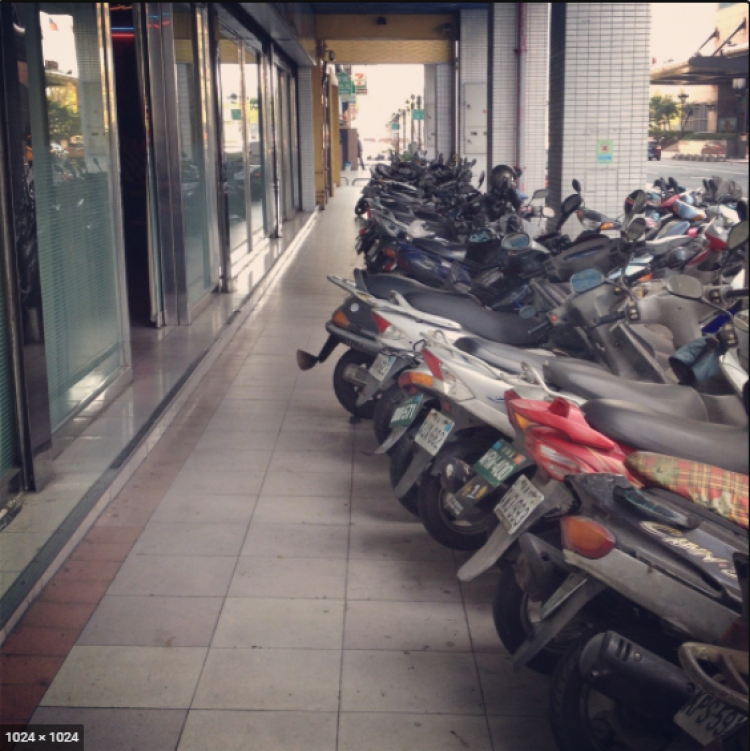 Lý Thái Tổ (quận 3) đã kẻ vạch chia lề đường cho đậu xe máy