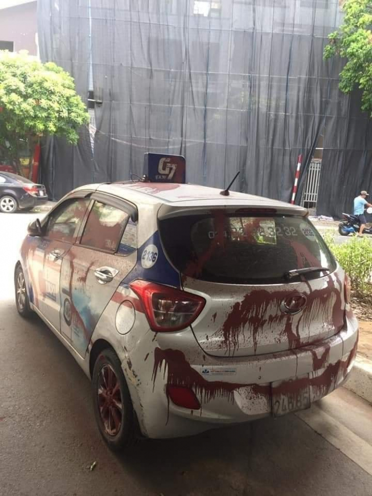 Ăn xong bát phở tài xế choáng váng khi phát hiện xe bị tạt sơn đỏ chằng chịt
