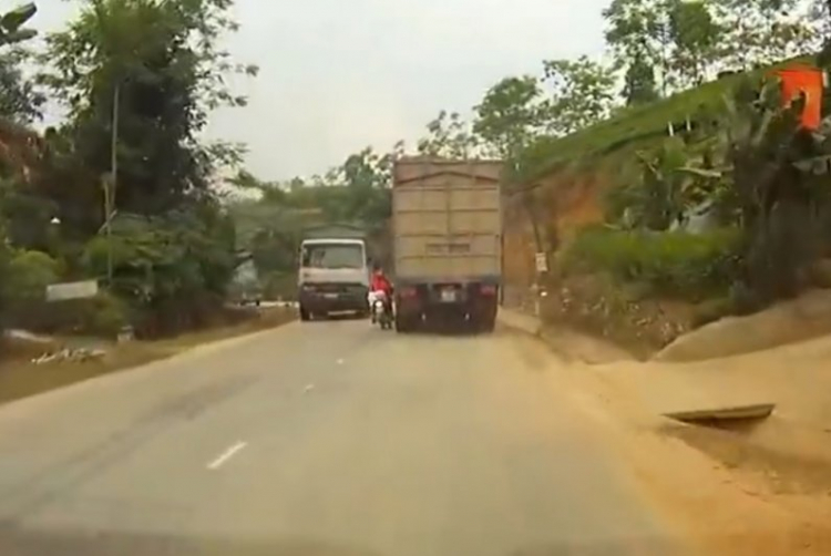 Video: Xe máy chạy ẩu, thoát chết trong gang tấc trước đầu xe tải