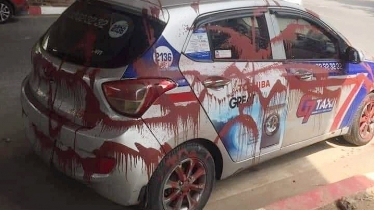 Ăn xong bát phở tài xế choáng váng khi phát hiện xe bị tạt sơn đỏ chằng chịt